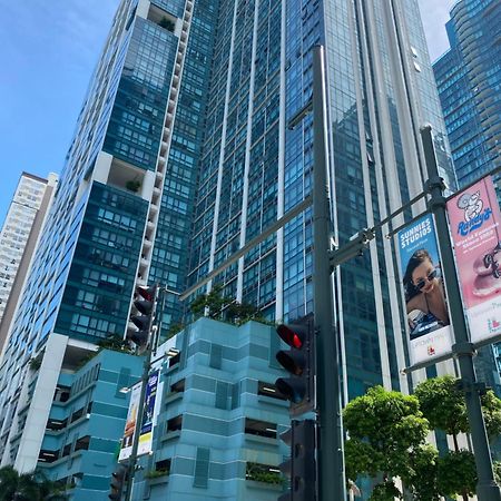 1 Bedroom Uptown Bgc Across Uptown Mall マニラ市 エクステリア 写真