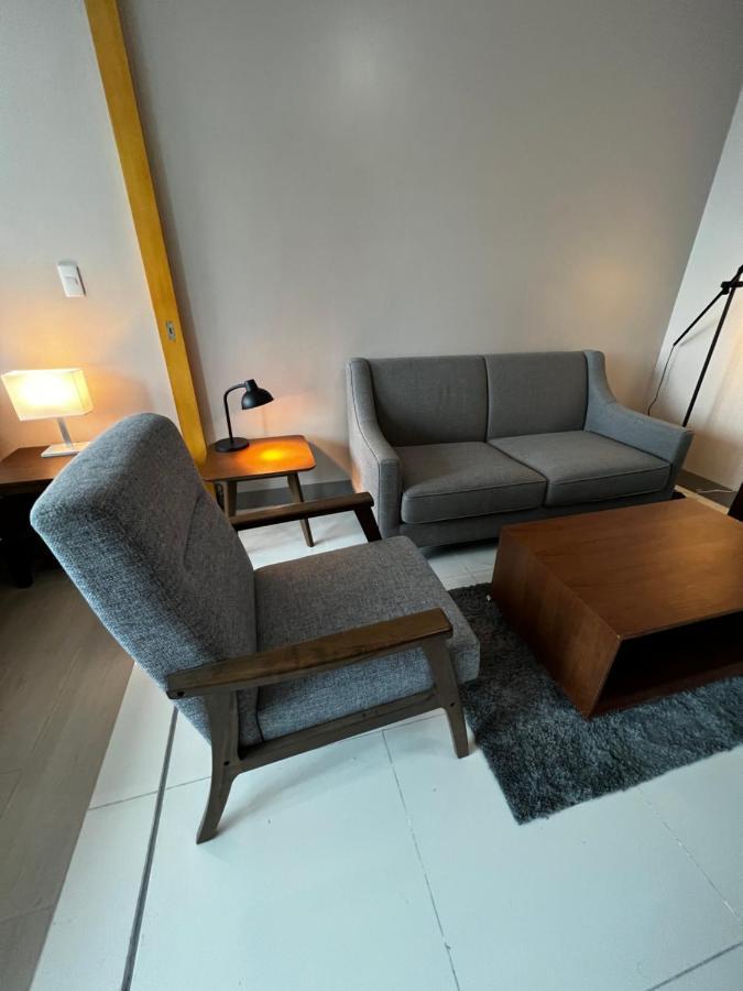 1 Bedroom Uptown Bgc Across Uptown Mall マニラ市 エクステリア 写真