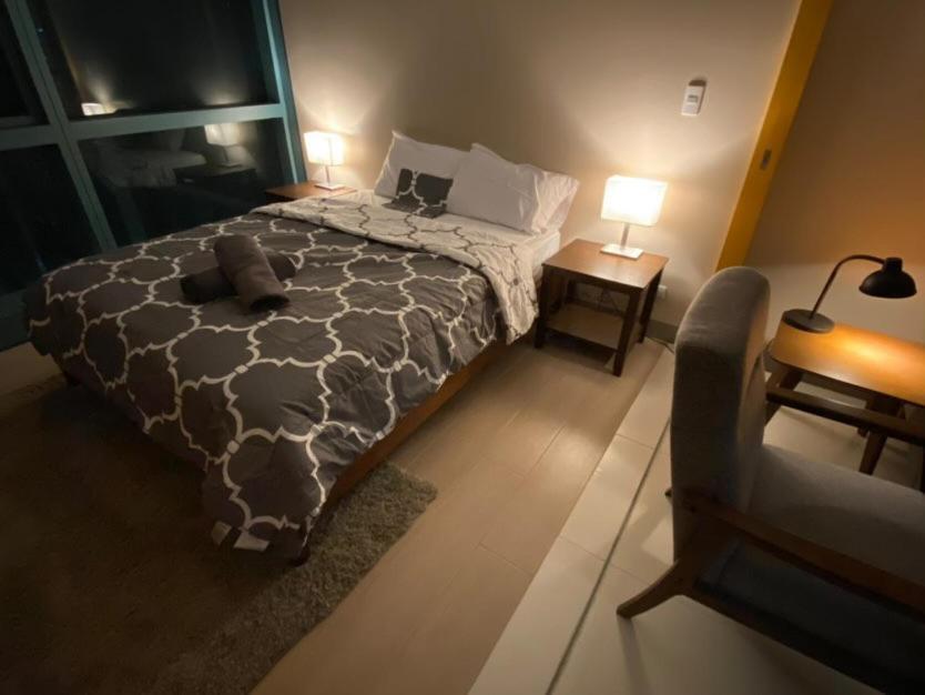 1 Bedroom Uptown Bgc Across Uptown Mall マニラ市 エクステリア 写真