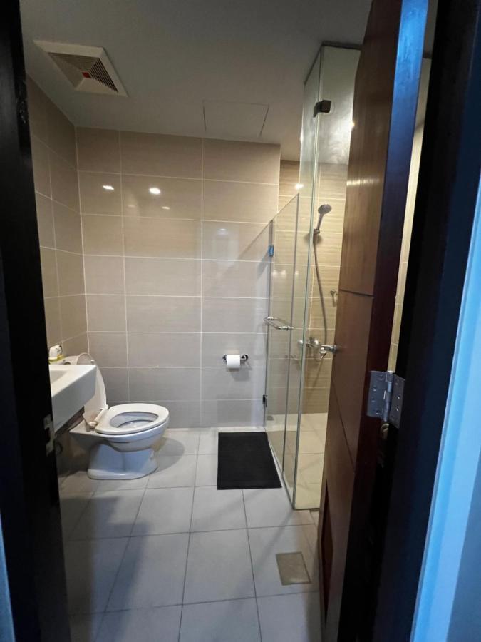 1 Bedroom Uptown Bgc Across Uptown Mall マニラ市 エクステリア 写真