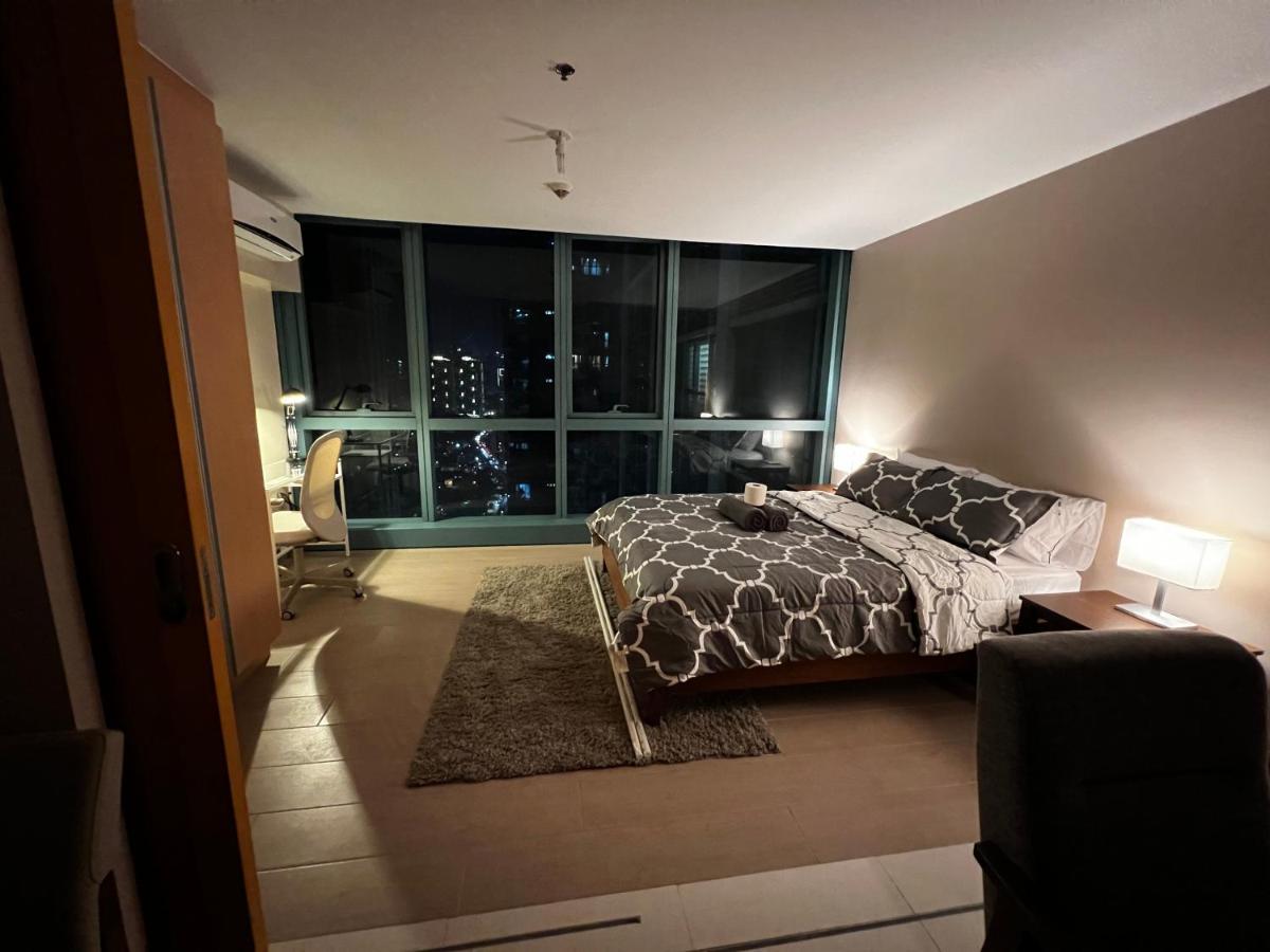 1 Bedroom Uptown Bgc Across Uptown Mall マニラ市 エクステリア 写真