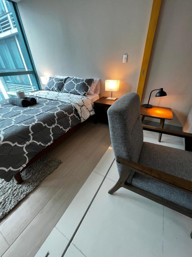 1 Bedroom Uptown Bgc Across Uptown Mall マニラ市 エクステリア 写真