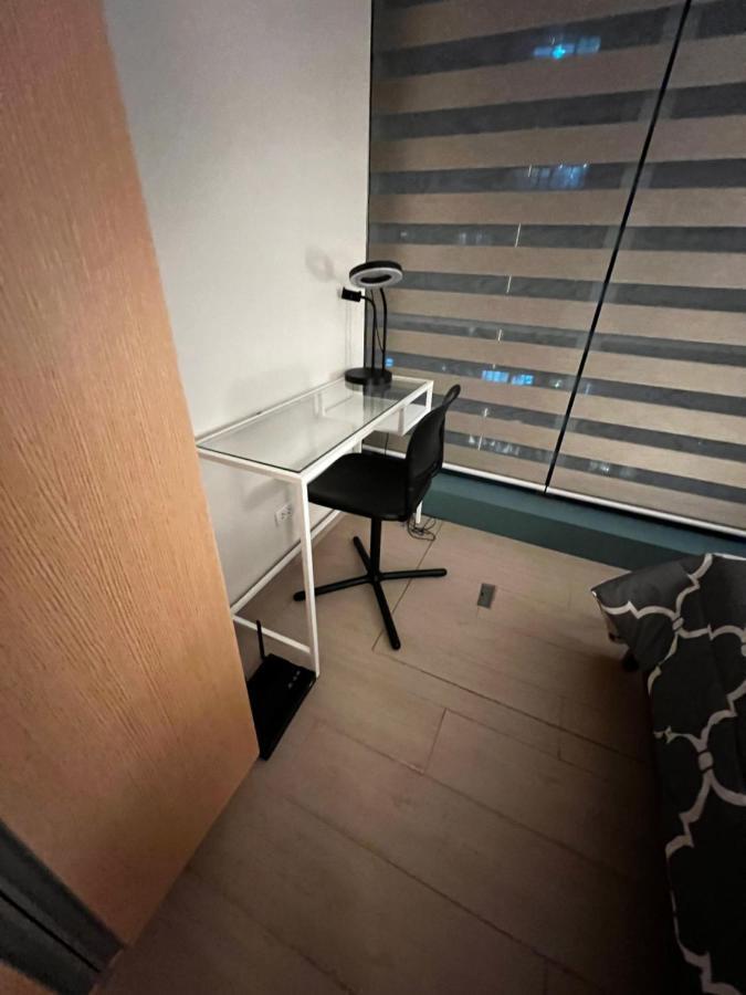 1 Bedroom Uptown Bgc Across Uptown Mall マニラ市 エクステリア 写真