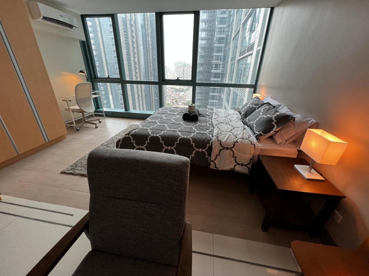 1 Bedroom Uptown Bgc Across Uptown Mall マニラ市 エクステリア 写真