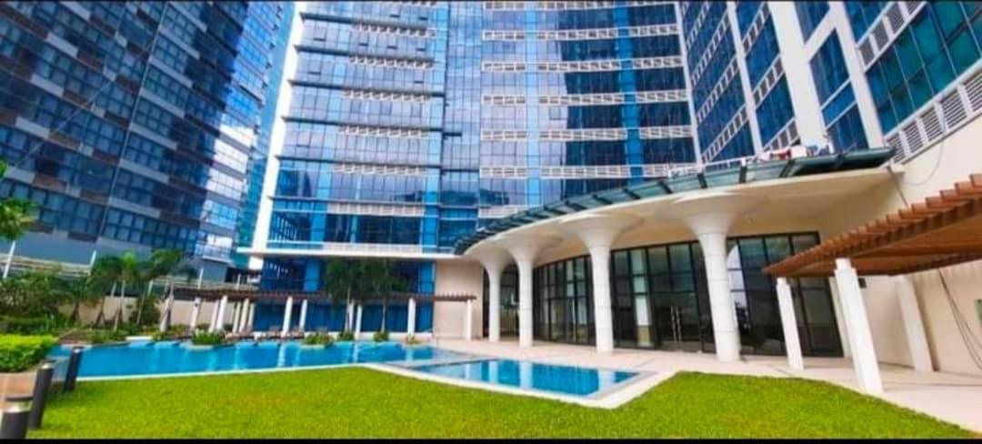1 Bedroom Uptown Bgc Across Uptown Mall マニラ市 エクステリア 写真