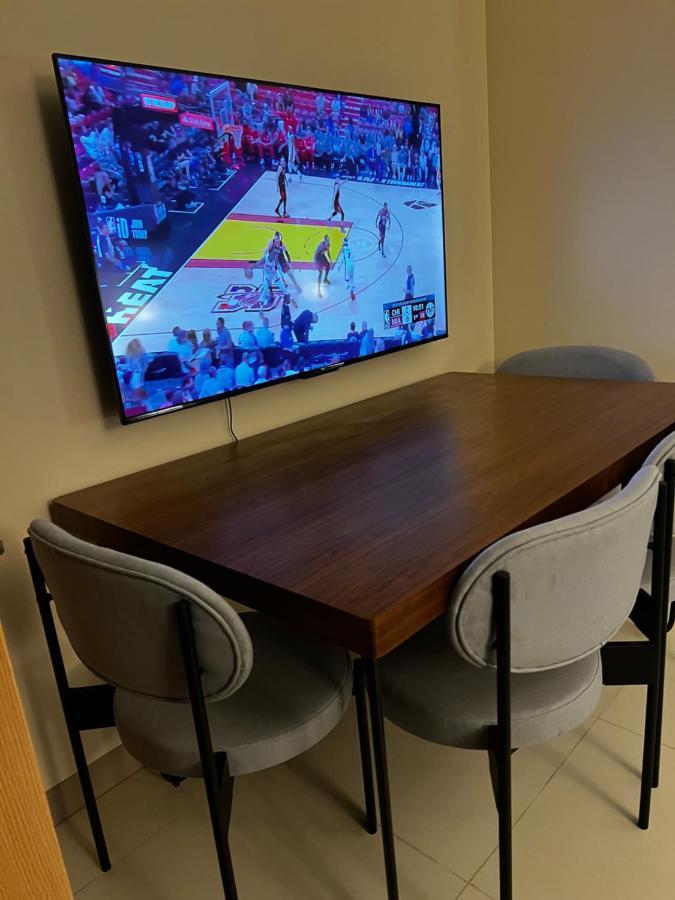 1 Bedroom Uptown Bgc Across Uptown Mall マニラ市 エクステリア 写真