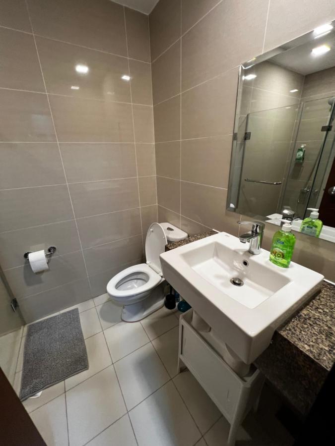 1 Bedroom Uptown Bgc Across Uptown Mall マニラ市 エクステリア 写真