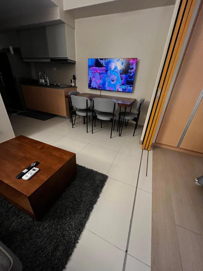 1 Bedroom Uptown Bgc Across Uptown Mall マニラ市 エクステリア 写真