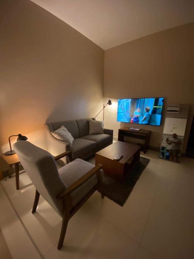 1 Bedroom Uptown Bgc Across Uptown Mall マニラ市 エクステリア 写真