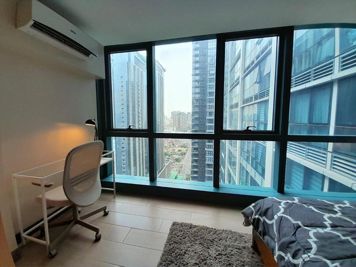 1 Bedroom Uptown Bgc Across Uptown Mall マニラ市 エクステリア 写真