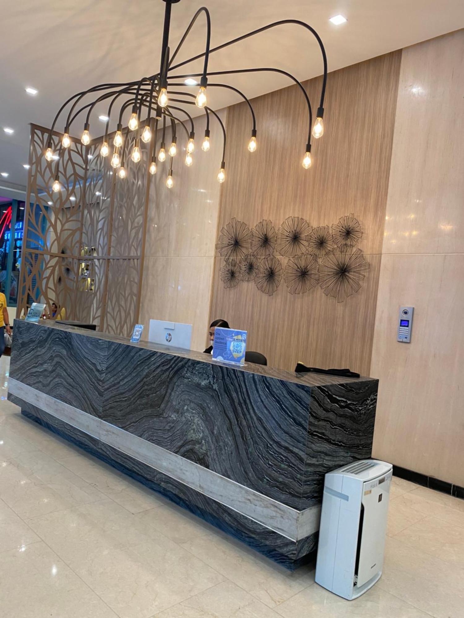 1 Bedroom Uptown Bgc Across Uptown Mall マニラ市 エクステリア 写真